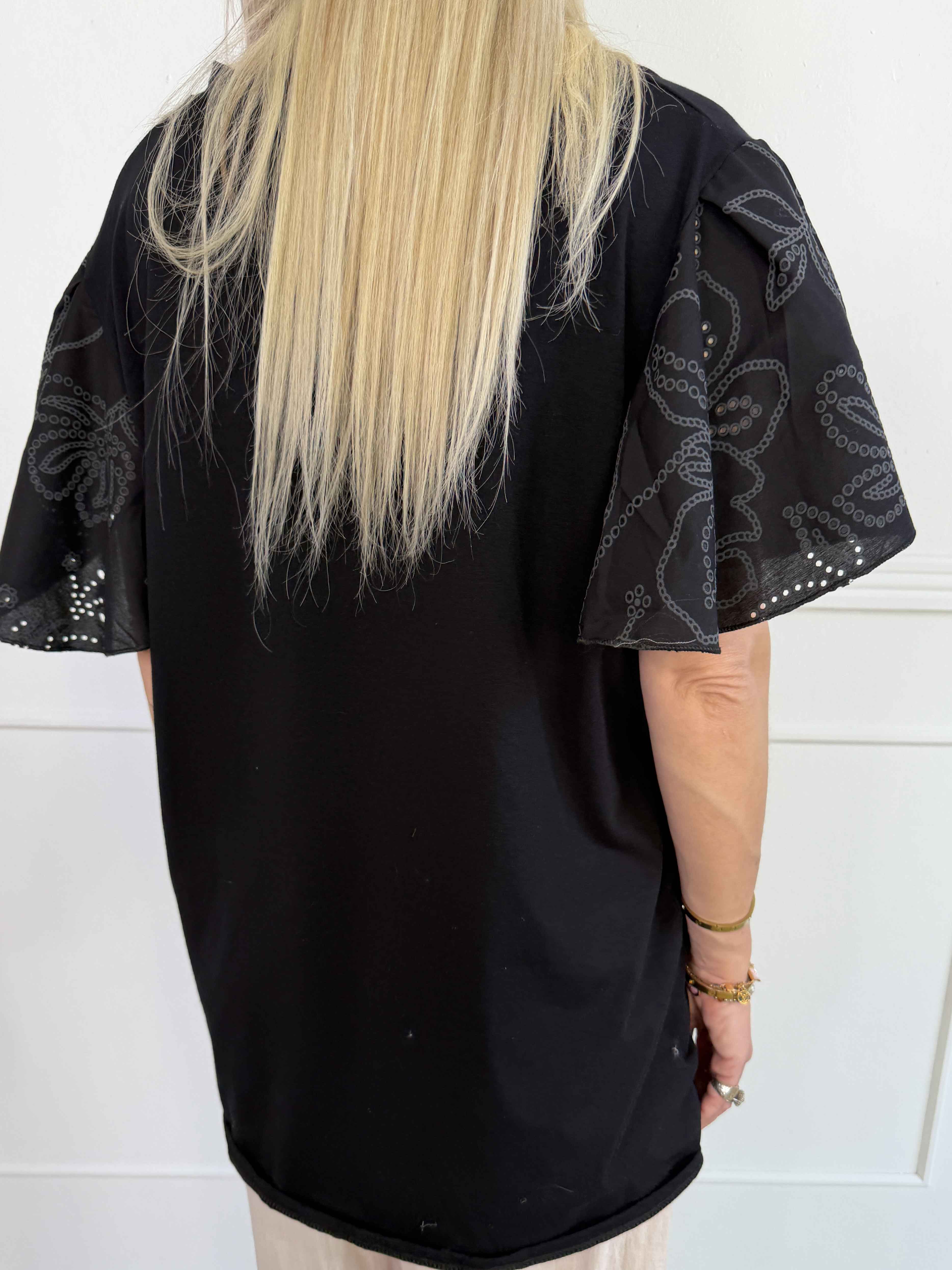 Nocara - T-shirt i blød bomuld med fine ærmer i broderie anglaise